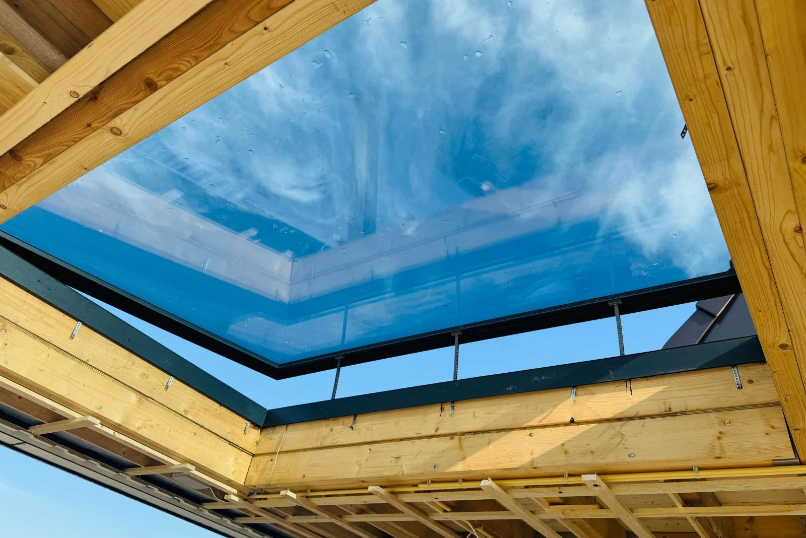 Dachfenster Flachdach rahmenlos elektrisch 800 × 800 mm – Anthrazit RAL 7016 – SkyGlas