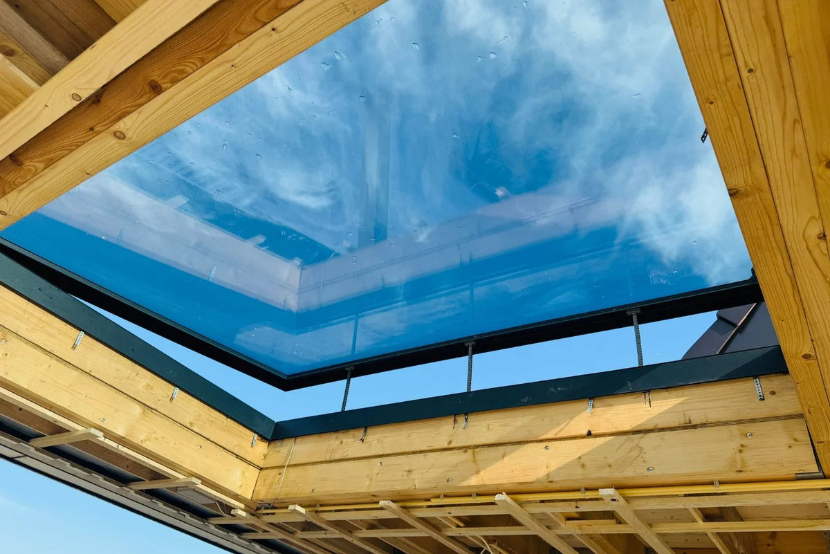 Elektrisch öffnendes Dachfenster von innen, geöffnet, Aluminiumrahmen in Anthrazitgrau RAL 7016