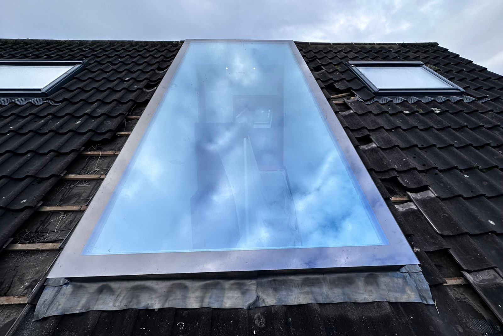Dachfenster Schrägdach – rahmenlos – feststehend – 3-fach – 400 × 1500 mm – Detailansicht