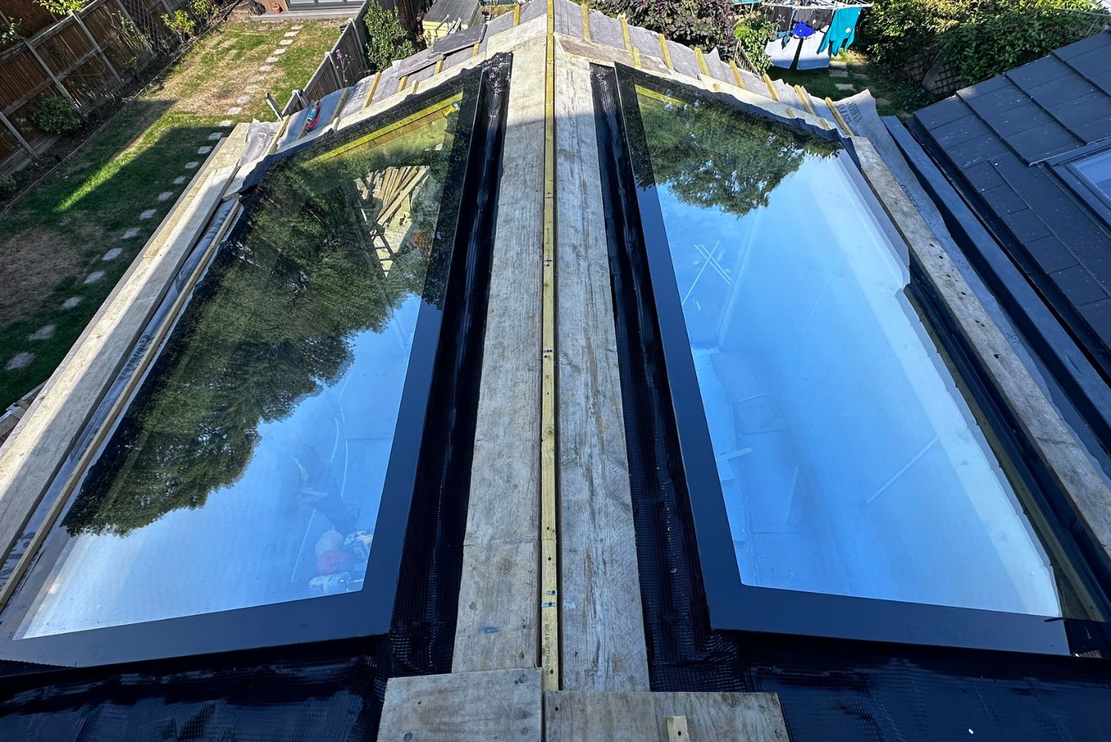 Dachfenster Schrägdach – rahmenlos – feststehend – 3-fach – 400 × 3000 mm – Detailansicht