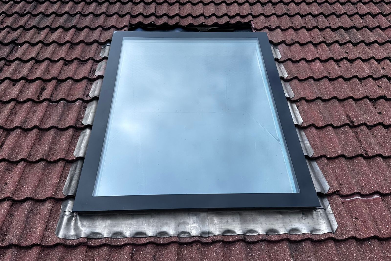 Dachfenster Schrägdach – rahmenlos – feststehend – 3-fach – 400 × 3000 mm – Detailansicht