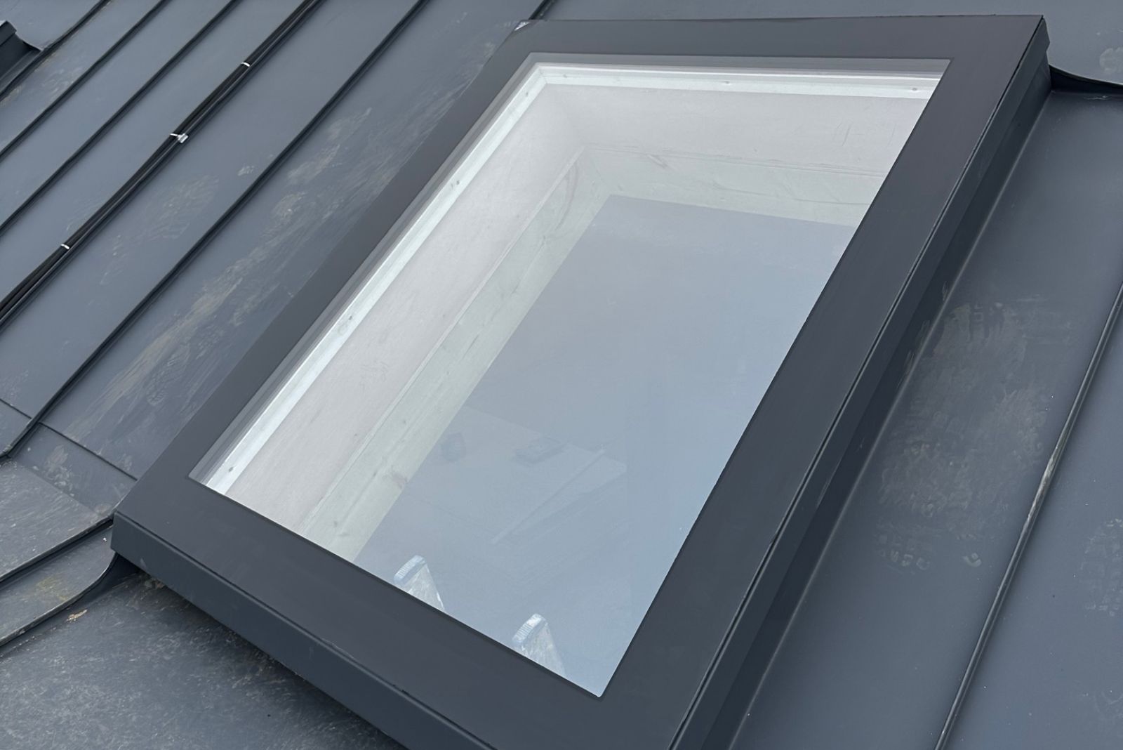 Dachfenster Schrägdach – rahmenlos – feststehend – 3-fach – 400 × 3000 mm – Detailansicht