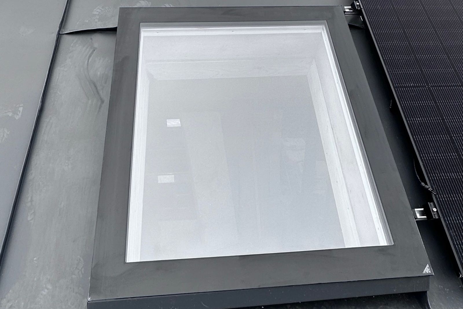 Dachfenster Schrägdach – rahmenlos – feststehend – 3-fach – 400 × 3000 mm – Detailansicht