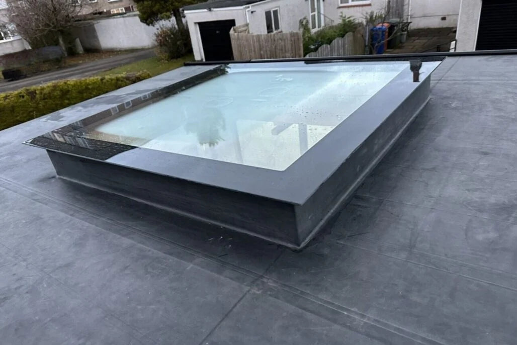 Dachfenster Flachdach – rahmenlos – feststehend – 3-fach – 400 × 2000 mm – Detailansicht