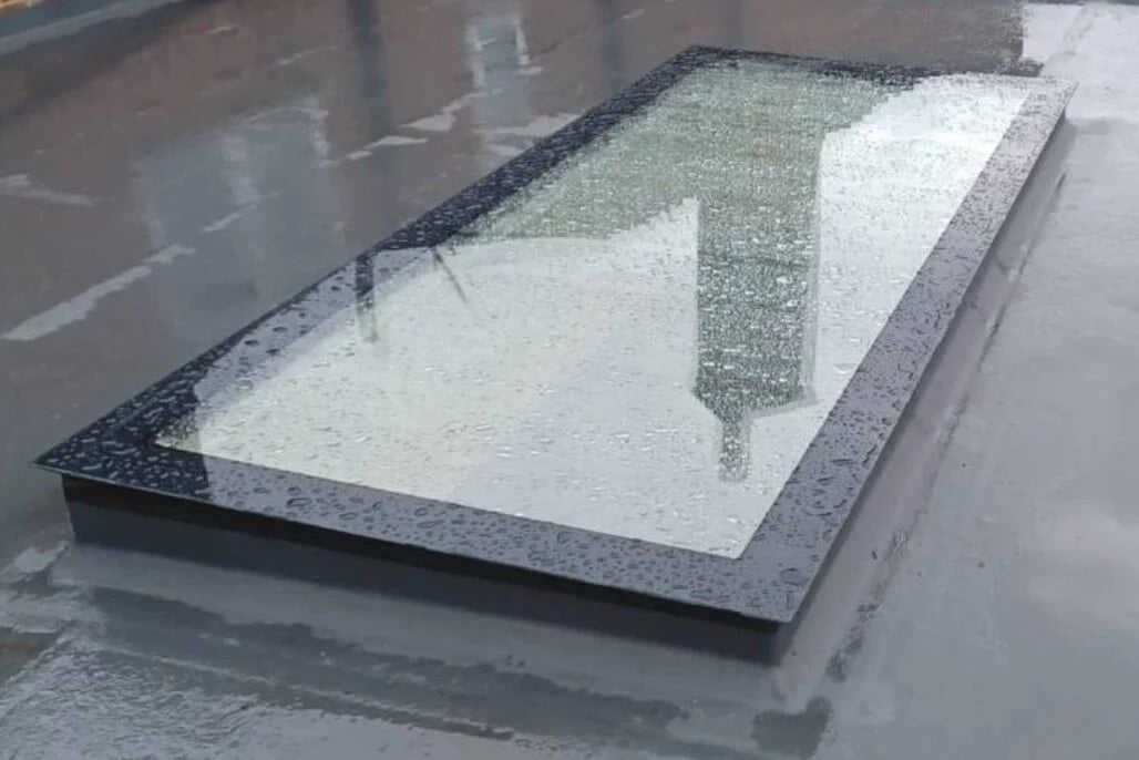 Dachfenster Flachdach – rahmenlos – feststehend – 3-fach – 400 × 2000 mm – Detailansicht