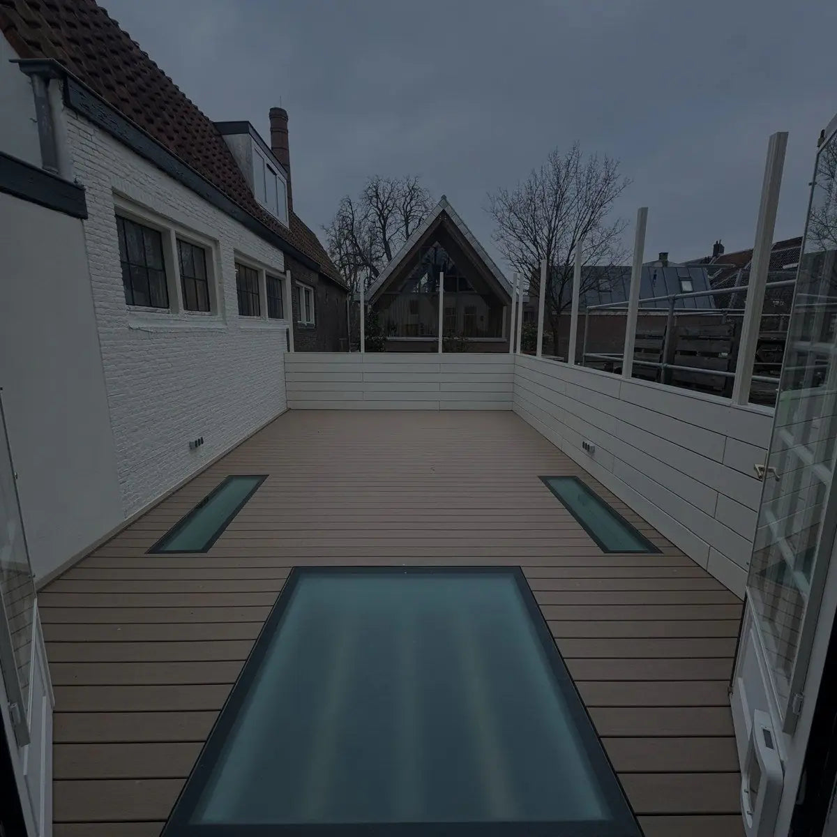 Begehbares Glas in einer Dachterrasse mit Holzdielen, Tageslicht für den Raum darunter