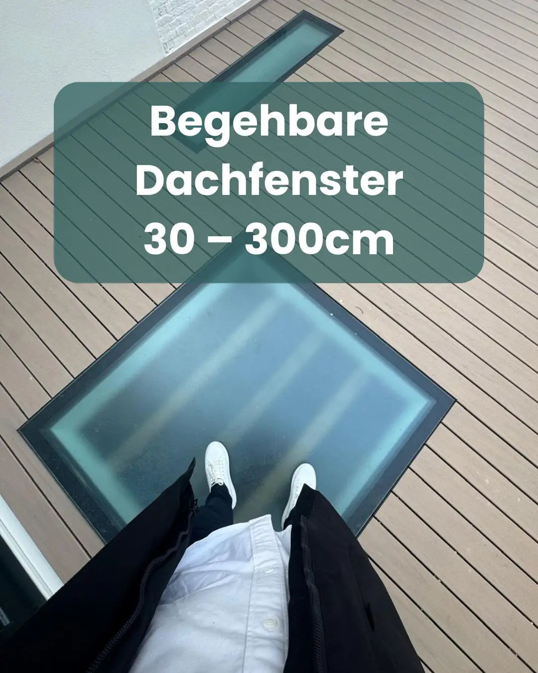 Begehbares Glas nach Maß in einer Holzterrasse, Person steht auf der Glasfläche – Formate 30 bis 300 cm