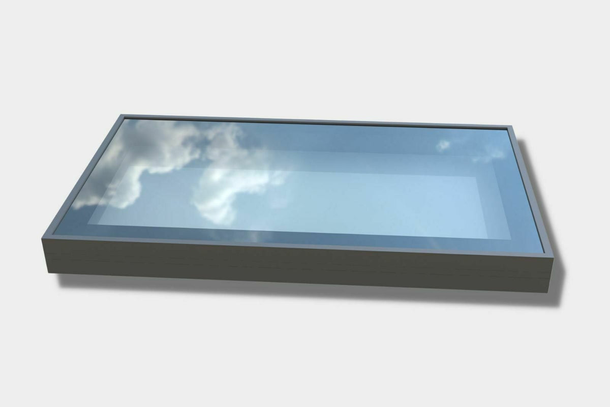Gerahmtes Flachdachfenster freigestellt – Aluminiumrahmen mit Isolierverglasung